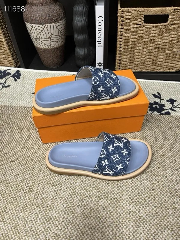 P320💰[New model] Long-term availability, 2025 new model, couple model [LOUlS VUlTTON] comes with drawer box, bag, card, invoice "Louis Vuitton ~ unique modern sandals. 》LV counter purchasing 🏃Men's and women's casual slippers, sold at the same time at the counter, the original old flower material upper is soft and comfortable, (refuses to discolor and rub the feet) sole: original factory special combination original sole, code number: 35--46 4 multiple colors 🉑️ to choose from